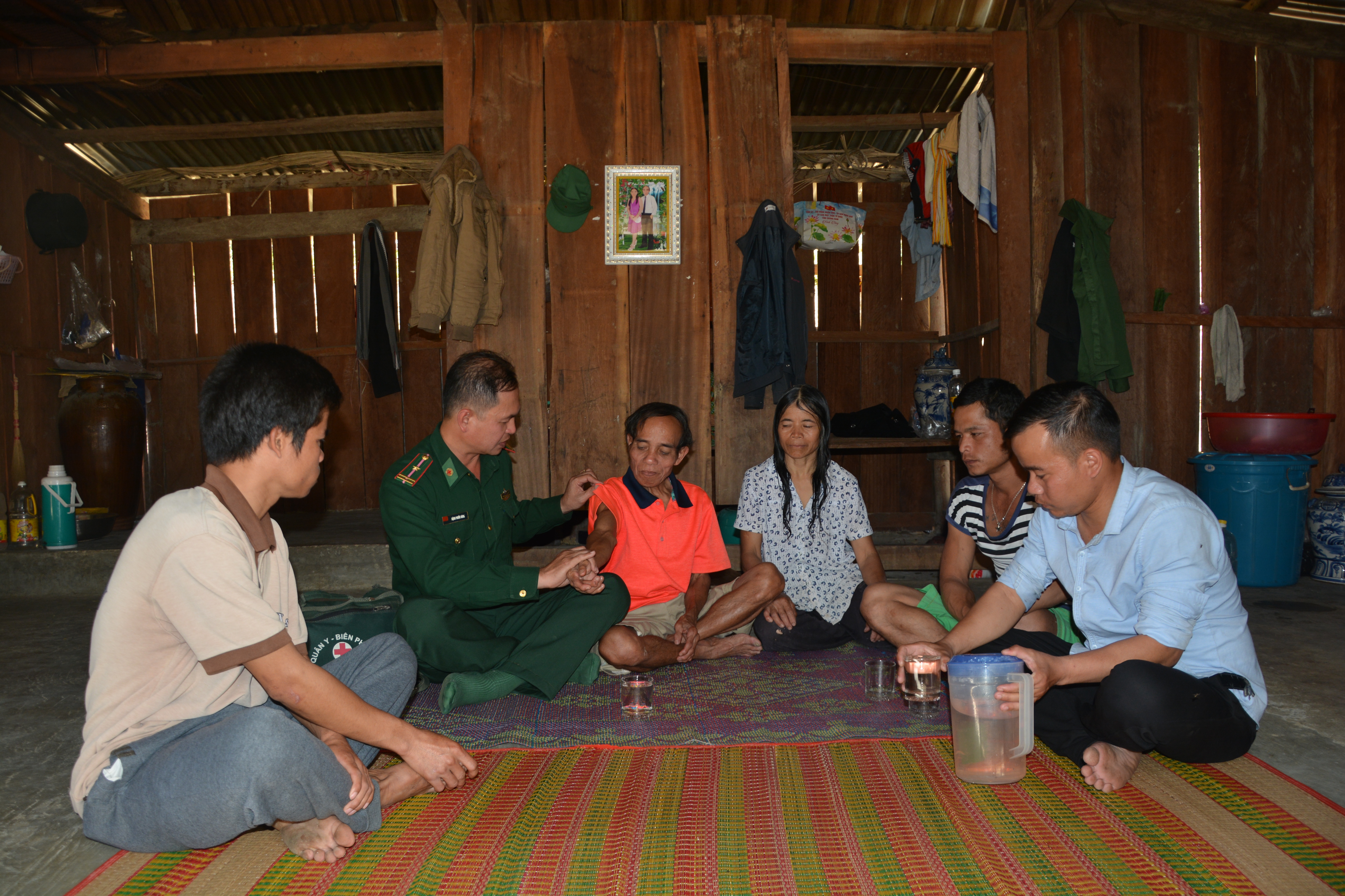 Thầy thuốc mang quân hàm xanh tận tình chữa bệnh cho người dân